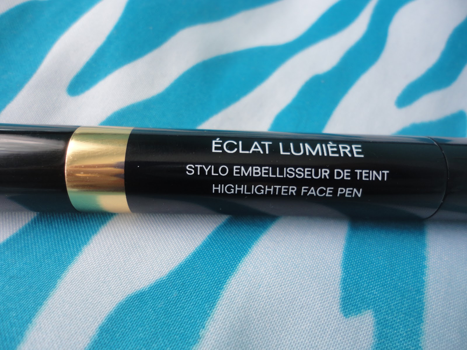 tjære brændstof værdi Chanel Éclat Lumière Highlighter Face Pen: A Review! | Natalie Loves Beauty