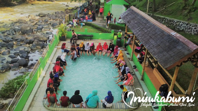 Suasana berendam kaki di Pemandian Air Panas Cikundul ketika sedang ramai Suasana berendam kaki di Pemandian Air Panas Cikundul ketika sedang ramai
