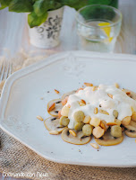 Gnocchi tricolore con salsa gorgonzola y cama de champiñones 