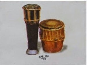 Jelaskan perbedaan antara alat musik tifa di daerah papua dan maluku