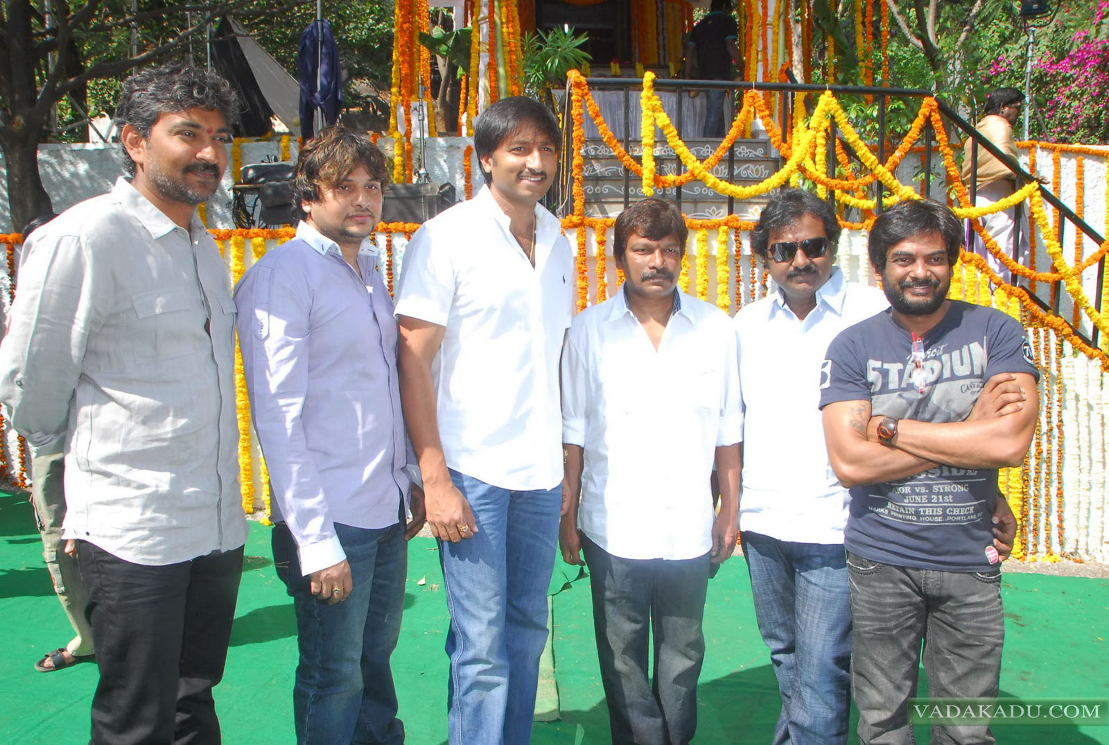 http://4.bp.blogspot.com/-ZZz071mZlP8/TVfz-QSpEHI/AAAAAAAAAVY/PcL3v8GjINM/s1600/Gopichand_Krishna_Vamsi_Mogudu_Movie_opening_05.jpg