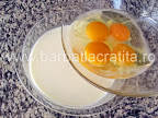 Prajitura cu foi Preparare reteta crema caramel - punem ouale in lapte