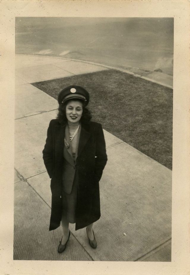 40 Fascinating Candid Snapshots That Show What Women Wore In The 1940s ~ Vintage Everyday