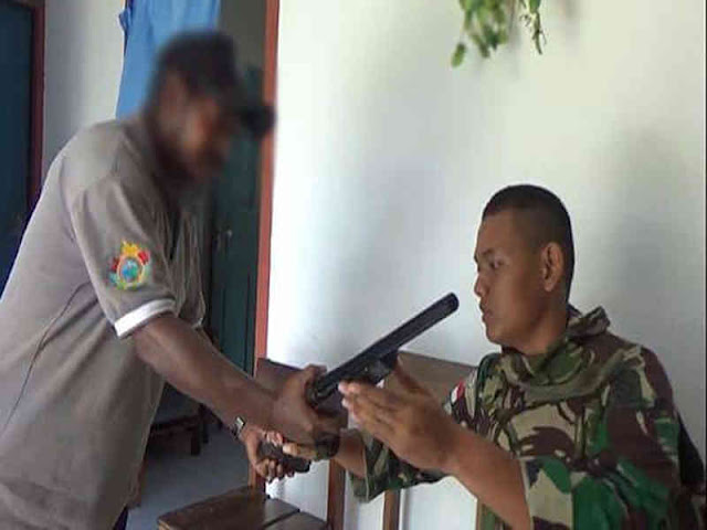 Satgas Yonif PR 501 Terima Senjata Api dari Masyarakat Skouw Satgas Yonif PR 501 Terima Senjata Api dari Masyarakat Skouw