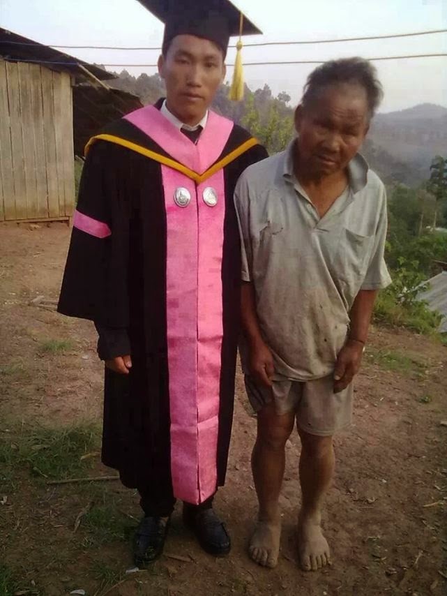 el hijo de un pobre granjero se gradúa en la universidad