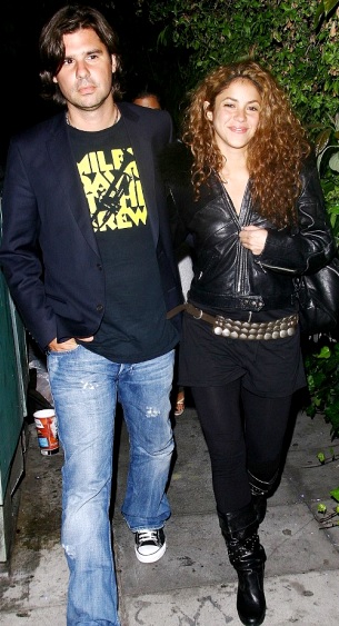 Shakira y Antonio de la Rúa Foto de Shakira caminando de noche con Antonio de la Rúa
