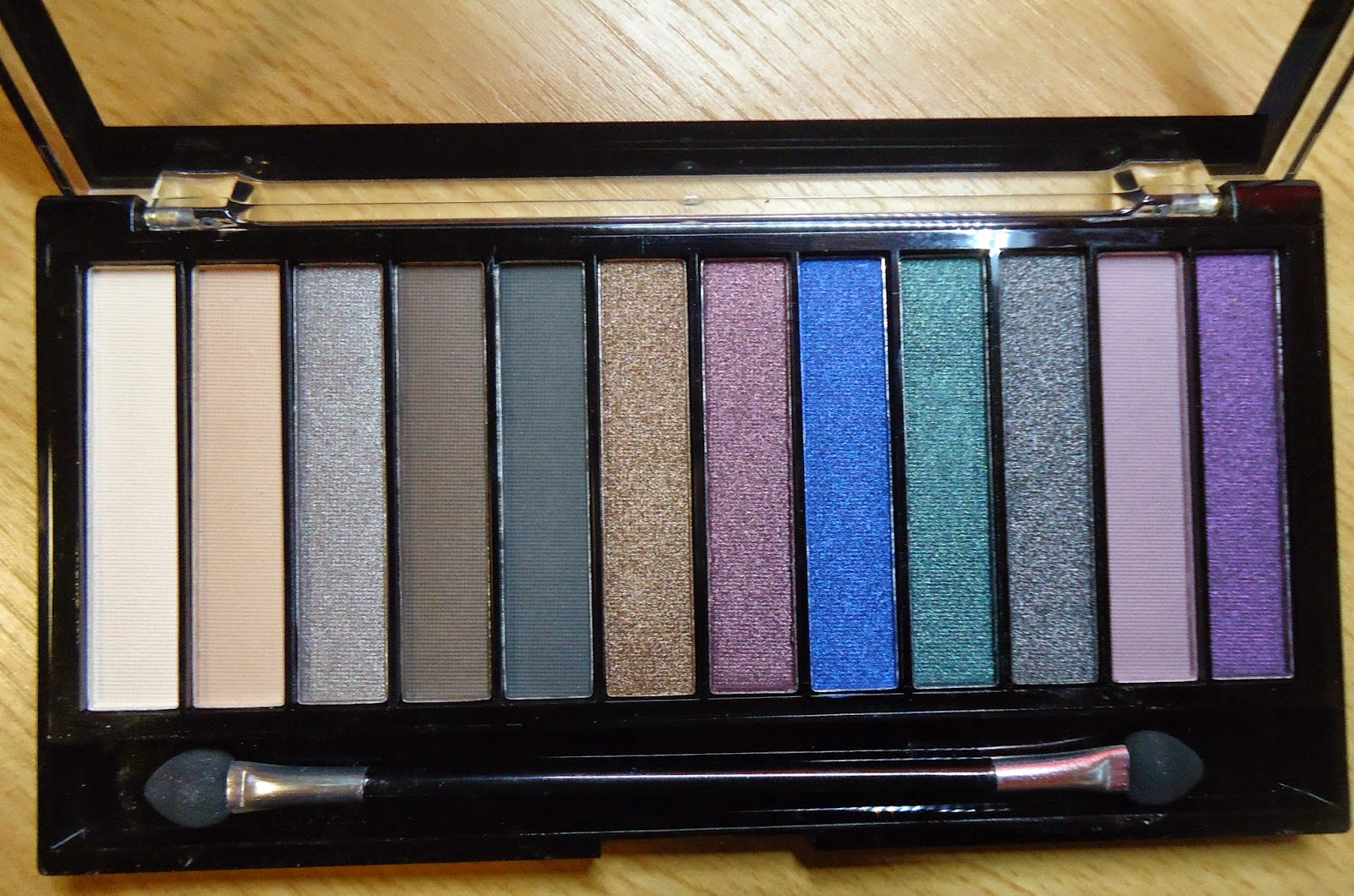 This palette is a fabulously obvious dupe to the Urban Decay 'Smoked&a...