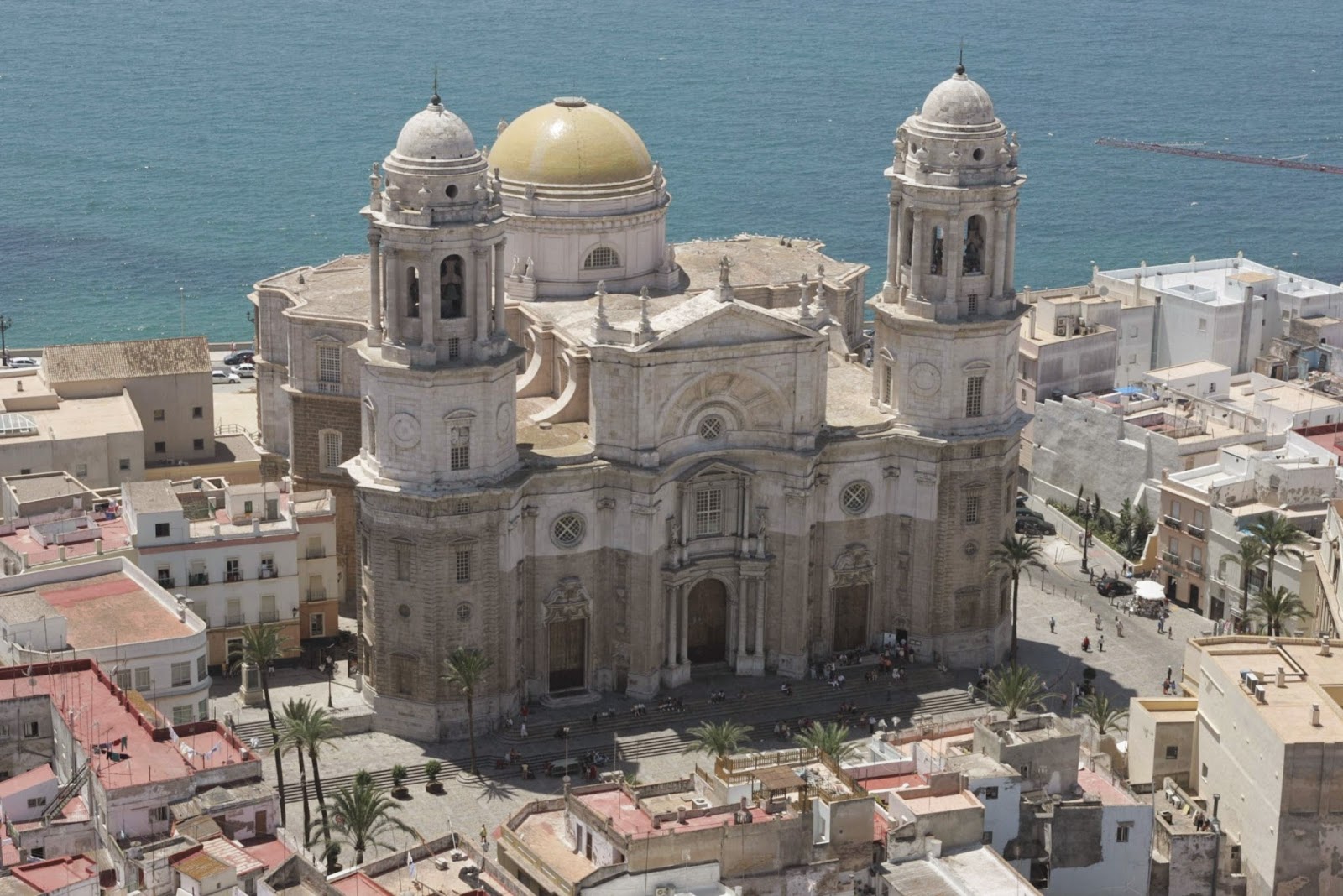 La catedral de Cádiz junto al mar