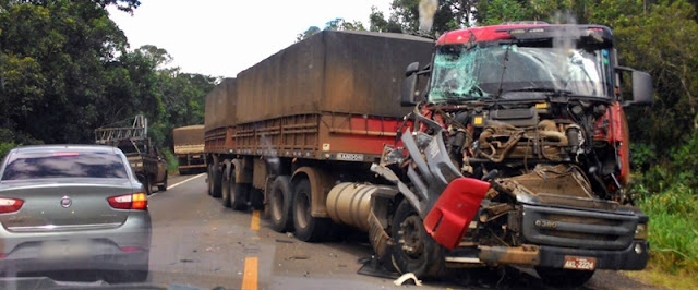 Luiziana: Caminhão bate na traseira de outro caminhão e interdita BR-487