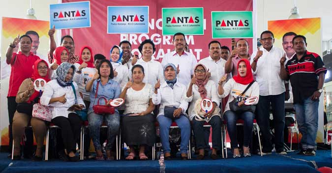 Pasangan "PANTAS" Luncurkan Program Pro Rakyat Ambon, Malukupost.com - Pasangan bakal calon (balon) Paulus Kastanya - Muhammad Armyn Syarif "Sam" Latuconsina, disosialisasikan dengan julukan "PANTAS", meluncurkan program pro rakyat yang akan dilaksanakan jika keduanya menang dalam pemilihan kepala daerah (Pilkada) Kota Ambon, 15 Februari 2017. "Ini program nyata yang pro rakyat dan akan kami laksanakan jika kami dipercaya memimpin ibu kota provinsi Maluku lima tahun mendatang," kata Paulus Kastanya yang akrab disapa Polly, saat peluncuran, di Ambon, Sabtu (1/10). Program pro rakyat yang diluncurkan tersebut berisi empat hal prioritas menyangkut penanganan masalah-masalah mendasar untuk peningkatan kesejahteraan masyarakat. Empat prioritas itu yakni menciptakan lapangan kerja yang luas, pendidikan dan kesehatan berkualitas, harga kebutuhan pokok yang terjangkau, serta pasar dan terminal yang layak. Polly menegaskan, jika terpilih menjadi pemimpin di Kota Ambon, maka keduanya memprioritaskan pelatihan berbasis ekonomi kerakyatan secara gratis kepada 5.000 pencari kerja yang umumnya generasi muda dari lima kecamatan, guna menciptakan kemandirian. "Pelatihan secara gratis karena dibiayai pemerintah untuk menghasilkan wirausaha muda dan mampu membuka lapangan kerja baru. jadi mereka tidak lagi berharap menjadi pegawai negeri sipil atau guru, tetapi mampu menciptakan peluang dan lapangan kerja baru," katanya. Keduanya menyadari angka pencari kerja di Ambon sebagai ibu kota provinsi Maluku tersebut dari tahun ke tahun terus meningkat dan mencapai 30.000 orang dalam setahun. "Karena itu harus ada peluang dan lapangan kerja baru yang diciptakan oleh para pencari kerja sendiri, sehingga tidak hanya bergantung pada sektor formal. Peluang kerja di sektor informal lebih besar tersedia dan pelatihan ini untuk melahirkan para wirausaha muda berkualitas," tandasnya. Selain itu, akan dilakukan pelatihan peningkatan kapasitas kepada 500 pelaku usaha home industri, khususnya dari kelompok usaha mikro kecil dan menengah (UMKM), termasuk pengusaha kuliner dan kelompok seni budaya. Di bidang kesehatan pihaknya memprioritaskan peningkatan pelayanan prima Puskesmas di setiap kecamatan, layanan kesehatan reproduksi gratis bagi anak perempuan dan remaja, visum et repertum gratis bagi para pelaku kekerasan dalam rumah tangga (KDRT) serta pencegahan penularan penyakit HIV/Aids. "Khusus pelayanan prima kami akan menyiapkan masing-masing satu puskesmas di setiap kecamatan yang beroperasi selama 24 jam, ada dokter dan tenaga medis yang siap melayani masyarakat selama sehari penuh termasuk pada Sabtu dan Minggu," ujar Polly. Kebijakan ini dilakukan mengingat selama ini puskesmas di Ambon hanya beroperasi pada hari kerja dengan batas waktu hingga sore hari. Sedangkan khusus untuk visum juga diprioritaskan untuk digratiskan, mengingat biayanya tergolong mahal dan sering dikeluhkan oleh keluarga dan korban KDRT, begitu pun masalah HIV/Aids menjadi salah satu penyakit yang jumlah kasus maupun penderitanya terus mengalami peningkatan. Pasangan PANTAS juga memprogramkan membangun rumah sakit umum daerah (RSUD) mengingat hingga saat pemerintah Kota Ambon belum memiliki RS daerah, dan hanya tergantung dengan RSUD dr. Haulussy di Kelurahan Kudamati dan menjadi milik pemprov Maluku. "Jika memiliki RSUD sendiri maka pelayanan kesehatan kepada warga Ambon dapat lebih dioptimalkan dan sejumlah pelayanan kesehatan dapat dinikmati masyarakat secara gratis di RS milik Pemkot ambon tersebut," ujar Polly. Peluncuran program pro rakyat tersebut dihadiri Ketua tim pemenangan pasangan PANTAS, Edwin Huwae yang juga menjabat Ketua DPD PDI Perjuangan dan Ketua DPRD Maluku, serta 100-an warga. (MP-6)