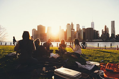 Netflix não vai dominar mais a sua vida: 5 alternativas para o fim de semana piquenique com amigos
