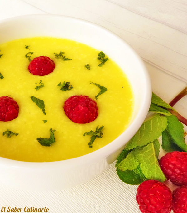 Sopa fría de Piña Colada con hierbabuena