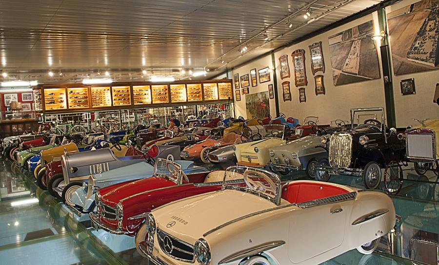 Juguetes Jugados La Colección coches a pedales de el Museo Cartago.