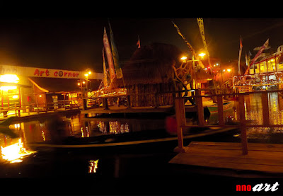Suasana malam di Pasar Apung Nusantara Jangan lupa untuk singgah di Pasar Apung Nusantara sehabis berjalan-jalan seharian mengelilingi Museum Angkut di Kota Batu ini.