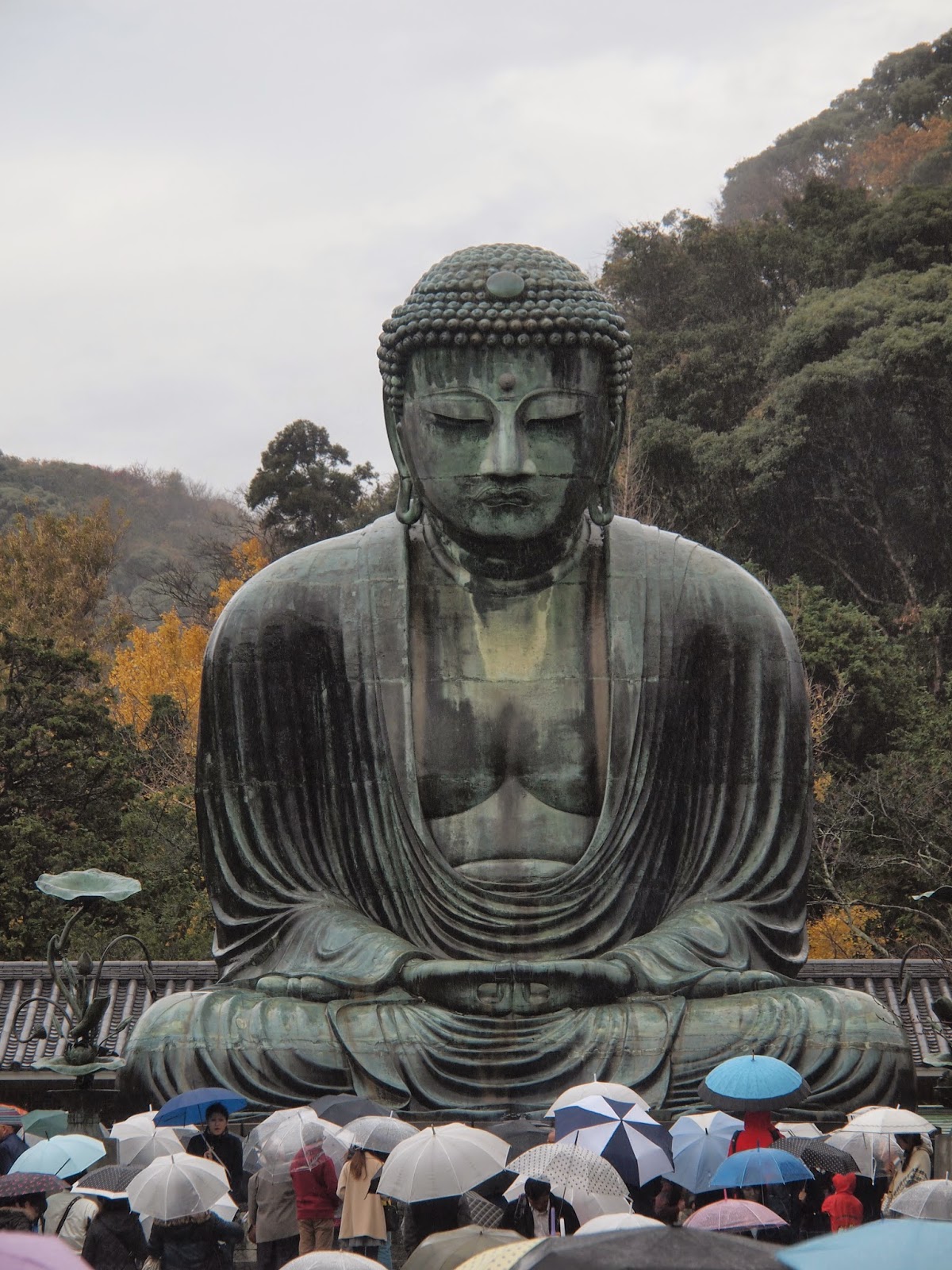 Сам будда. Великий Будда Камакура. Статуя Будды Камакура. Великий Будда в Камакуре. Большой Будда Япония Камакура.