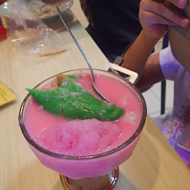 Sop Konro Mamink Daeng Tata yang Melegenda es pisang ijo