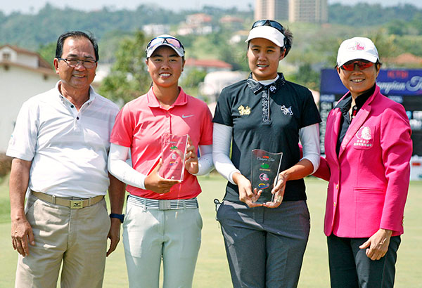 Thai Kanphanitnan Muangkhumsakul (second from right) holds her trophy as she poses with (from left) Splendido Taal Golf Club general manager Teboy Javier, low amateur Yuka Saso and Chen Mei-chi, chairlady of the Taiwan LPGA after ruling the ICTSI Champion Tour, the kickoff leg of the Ladies Philippine Golf Tour and third stage of the TLPGA recently.