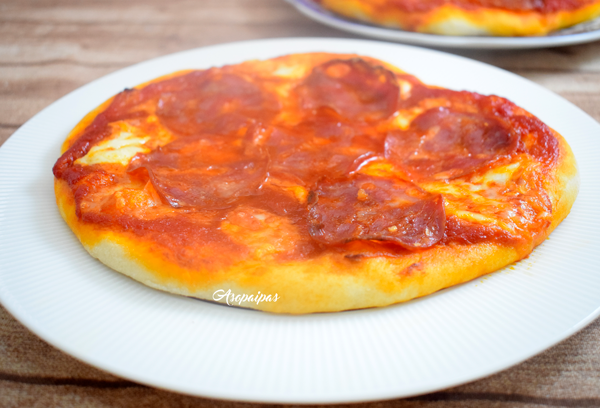 Pizza con Salami Picante. Vídeo Receta