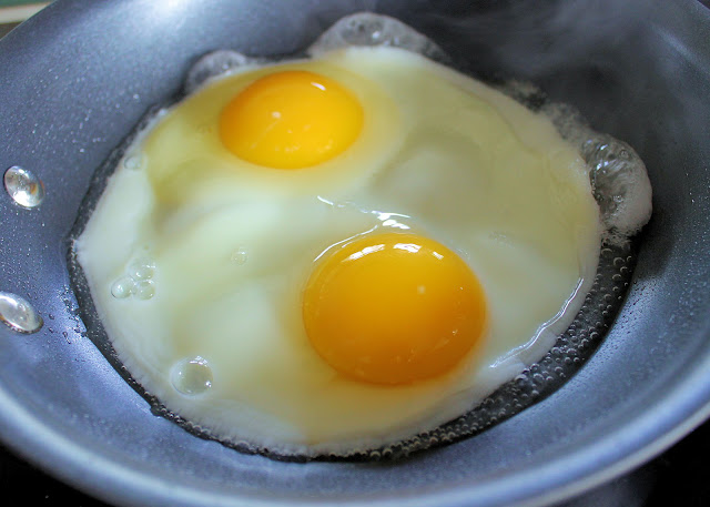 Savoir Faire: Receta fit de huevos fritos sin freír, servidos con sofrito
