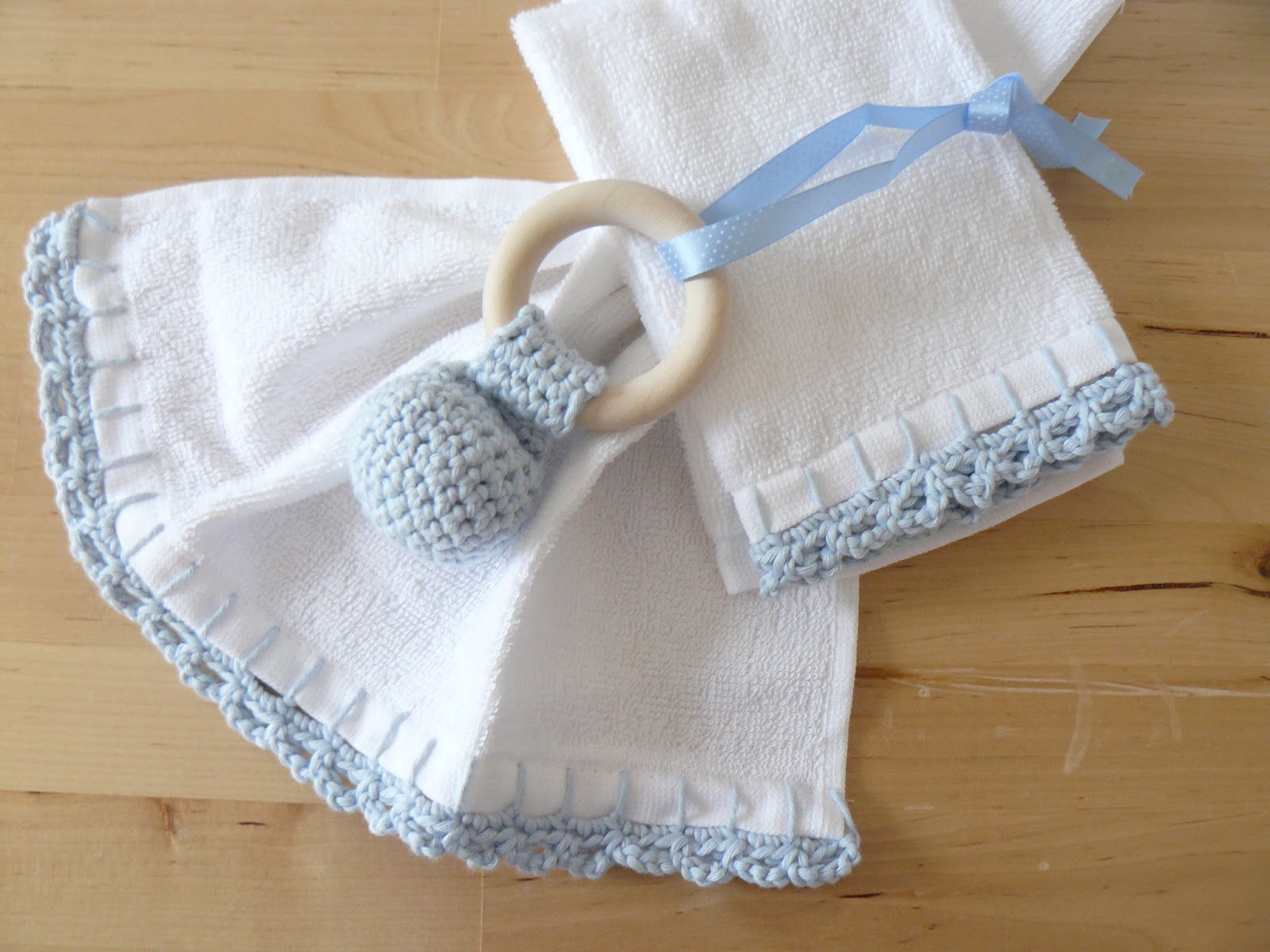 Lamirose: Pour une naissance, hochet et serviettes au crochet