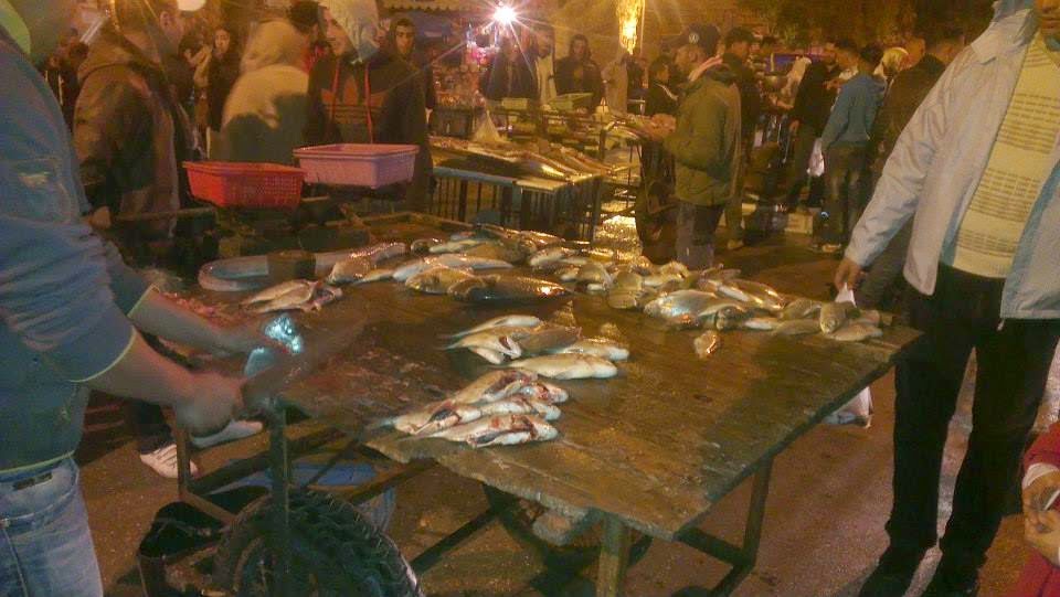 Mercado nocturno de pescado fresco en Asilah (@mibaulviajero)