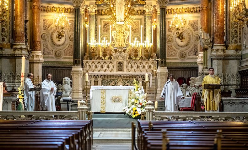 «Nécessité vitale pour les catholiques» : l'offensive médiatique de l'Eglise contre le confinement des messes