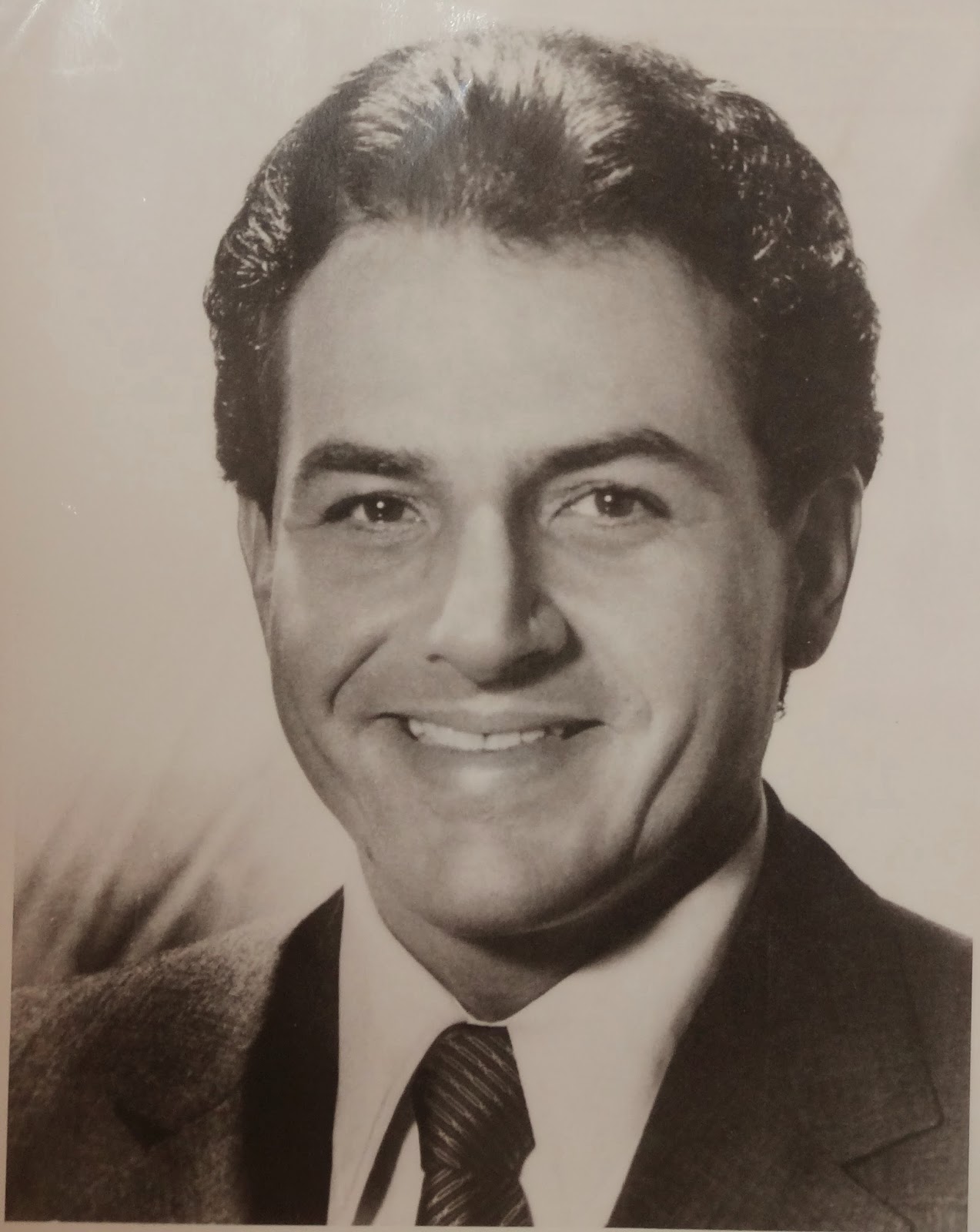 Gerardo Valoremos al líder y educador Rafael Hernández Colón.