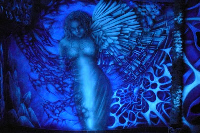Anioł Biomechanika, mural biomechaniczny, malowanie anioła na ścianie, mural UV, black light mural