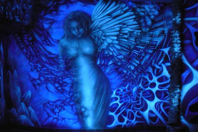 Anioł Biomechanika, mural biomechaniczny, malowanie anioła na ścianie, mural UV, black light mural