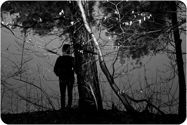 fot. Łukasz Cyrus Jurajska wiosna, 2014. Czarno-biała fotografia odklejona. Portret nad jeziorem. fot. Łukasz Cyrus
