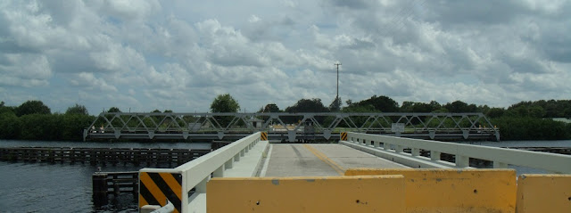 Puente giratorio de Fort Denaud, que permanece temporalmente abierto al tráfico marítimo y cerrado al terrestre Puente giratorio de Fort Denaud, que permanece temporalmente abierto al tráfico marítimo y cerrado al terrestre