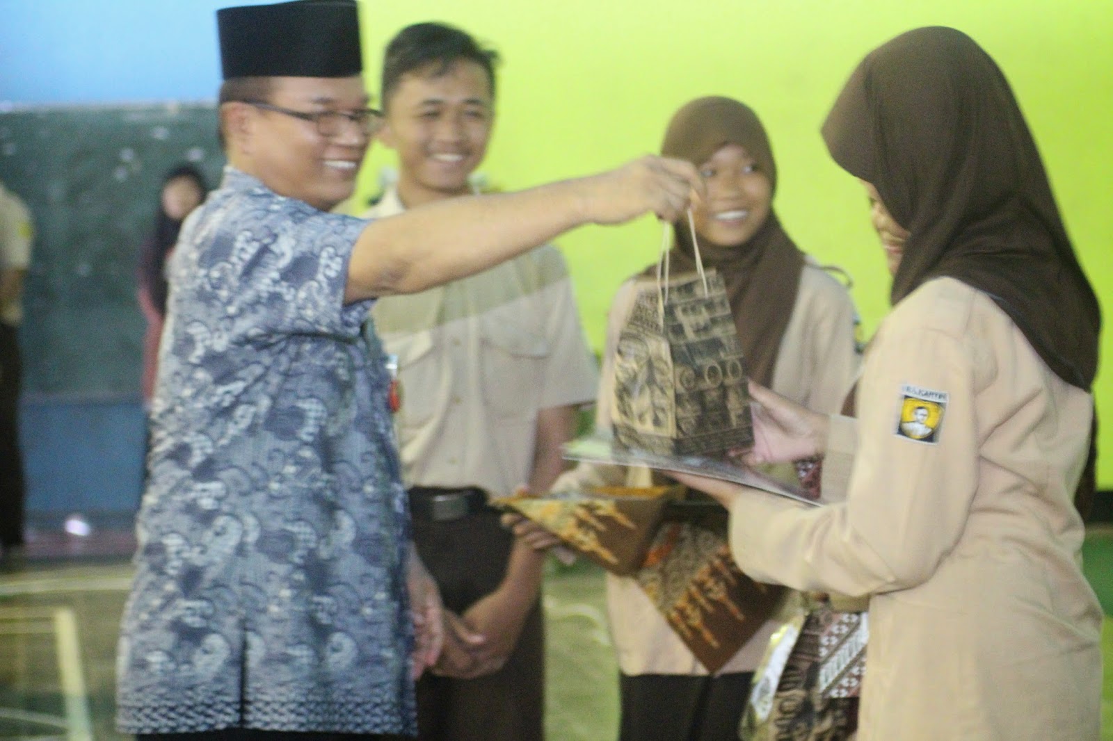 PENYERAHAN PIAGAM PENGHARGAAN DAN CENDERAMATA UNTUK PEMUSTAKA TERAKTIF