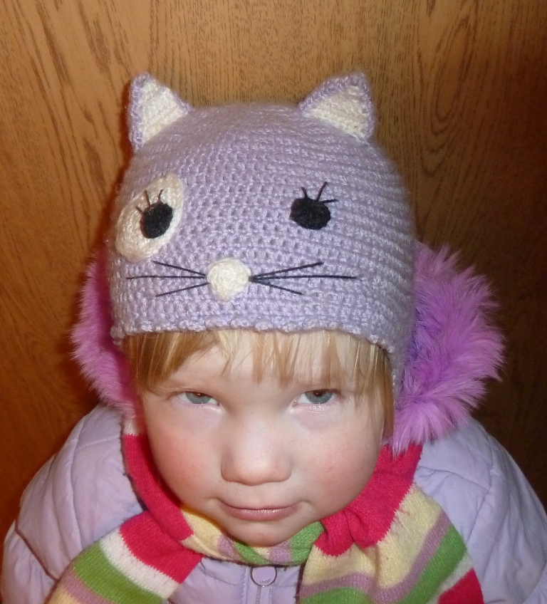 Котик в шапке весна. Детские вязаные шапки. Шапочка ушастик с2033. Котик в шапке. Детские шапки с ушками.