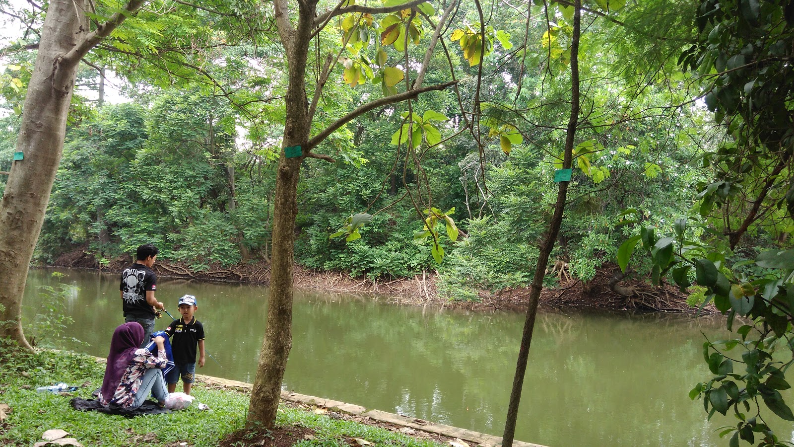 Sebuah keluarga sedang piknik di Hutan Kota Srengseng | Sumber: gusstrav