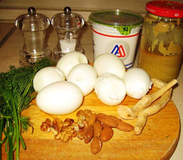 Яйцо куриное - 7 шт (вареное); Орехи - 20 г (любые; у меня миндаль и грецкие орешки); Зелень - 0,5 пучка (петрушка и укроп); Хрен - 2 столовые ложки (тёртый; можно купить и готовый, нужен острый и свежий); Хрен - 2 столовые ложки (тёртый; можно купить и готовый, нужен острый и свежий); Горчица - 1 чайная ложка (острая); Майонез /сметана/ йогурт - 4 столовые ложки; Специи, перец, соль - по вкусу; ПРИГОТОВЛЕНИЕ: