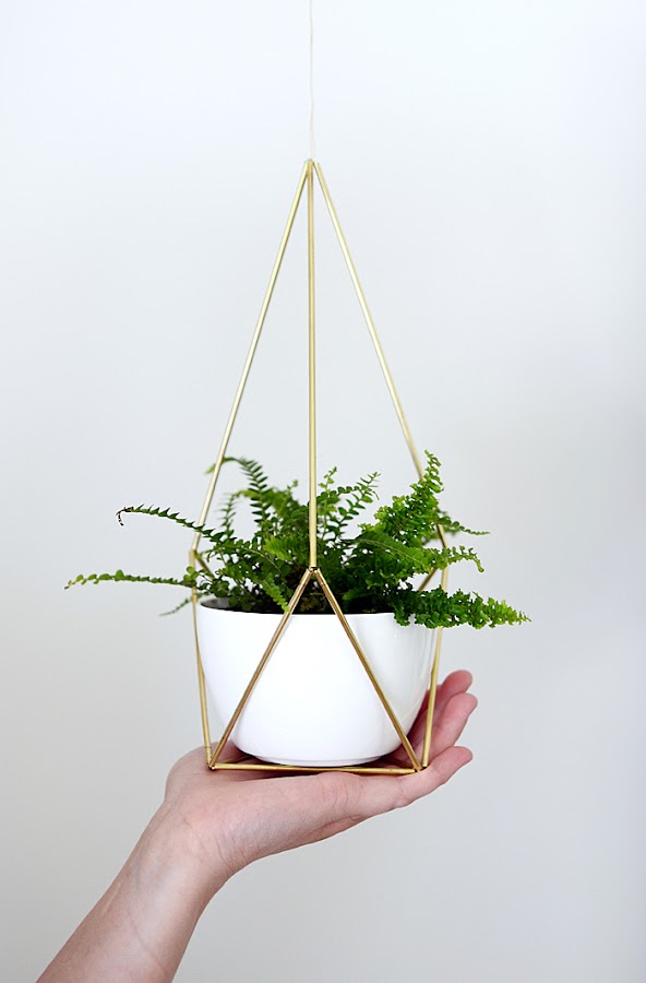 DEF Deco_ Decorar en familia: Diy macetero colgante con tubo dorado