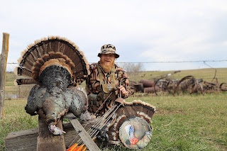 turkey reaping decoy with recurve bow