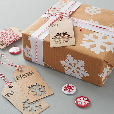 envolver regalos con papel kraft
