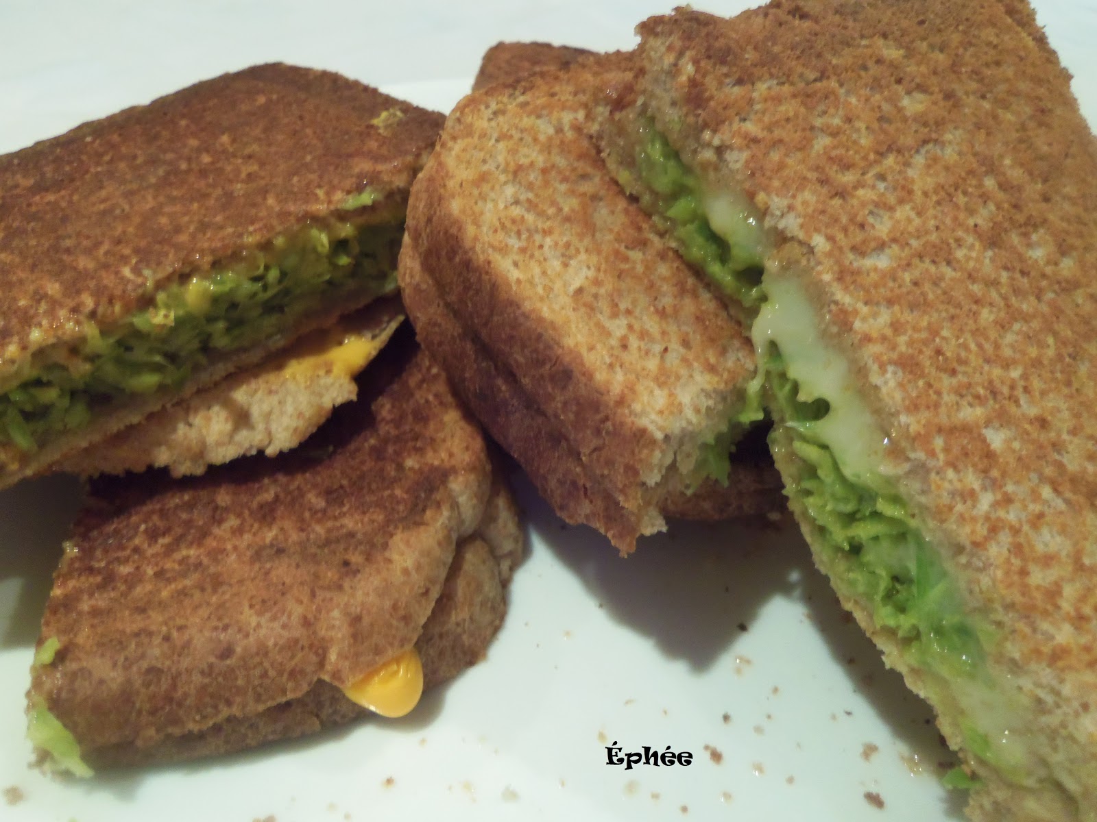 Grilled cheese au pesto de fleur d'ail Grilled cheese au pesto de fleur d'ail