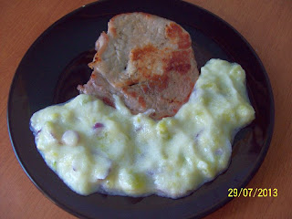 COTLET DE PORC CU SOS DE ZUCCHINI