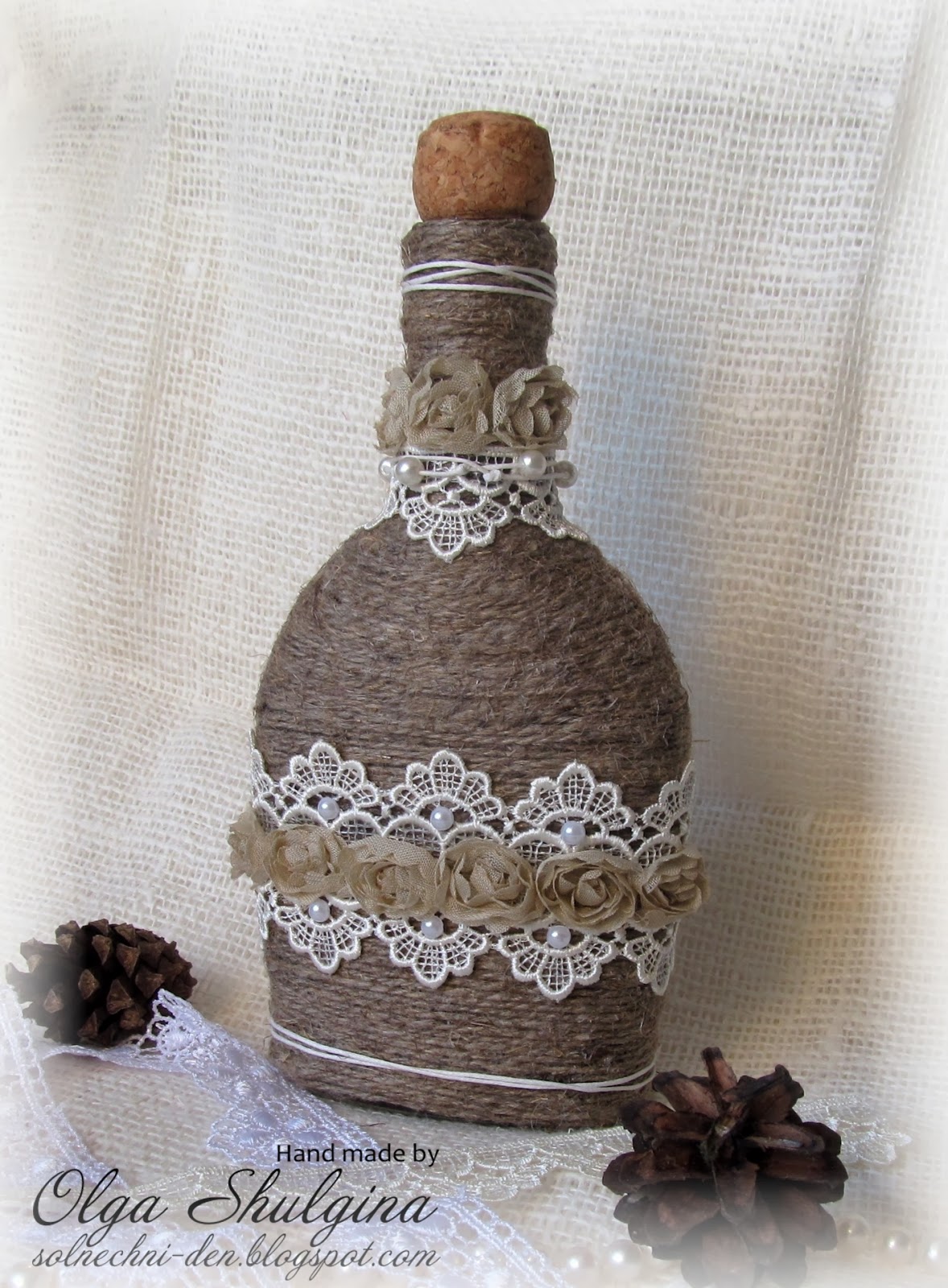 Бутылка декорированная кружевом