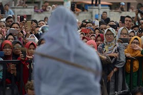Kisah Dua Perempuan Malaysia Berhubungan Sejenis, Dihukum Cambuk