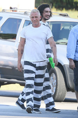 @InstaMag - Actor Daniel Craig was spotted filming for "Logan Lucky" in Atlanta, while sporting a new bleach blonde buzz cut with heavily inked skin. daniel-craig-unique-blonde-buzz-cut