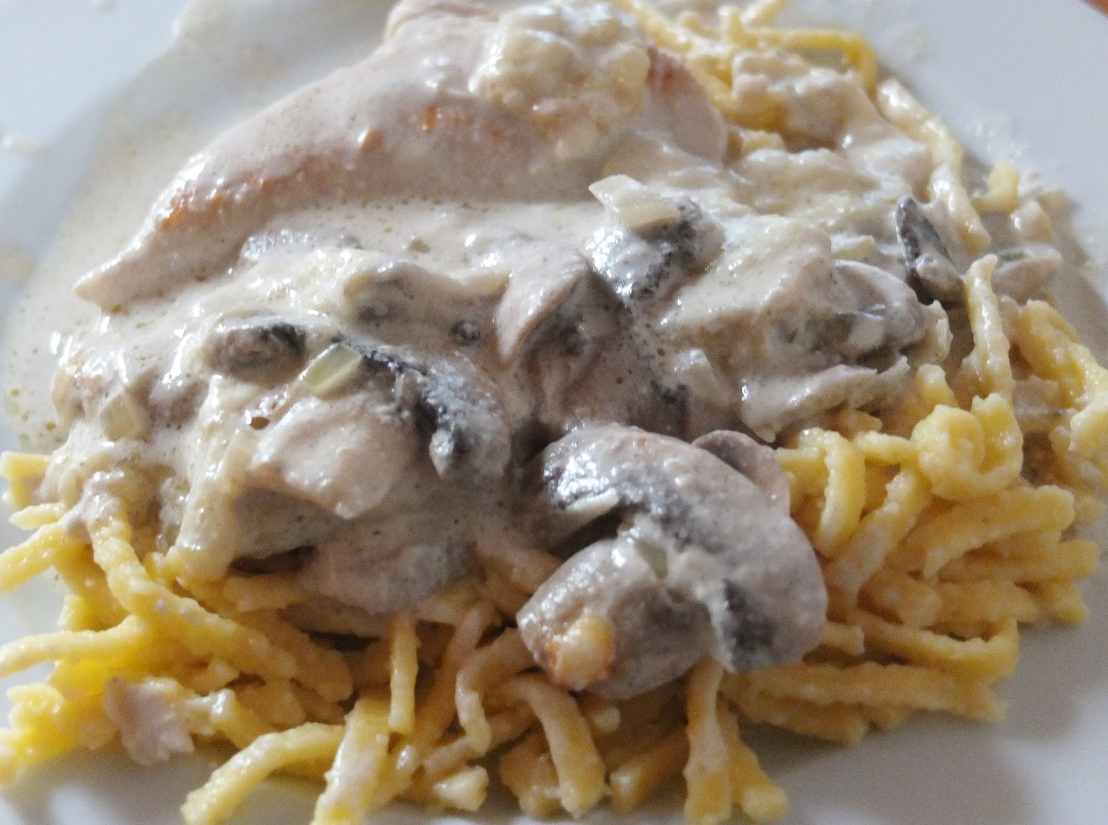 Überbackene Putenschnitzel mit Champignons und Spätzle