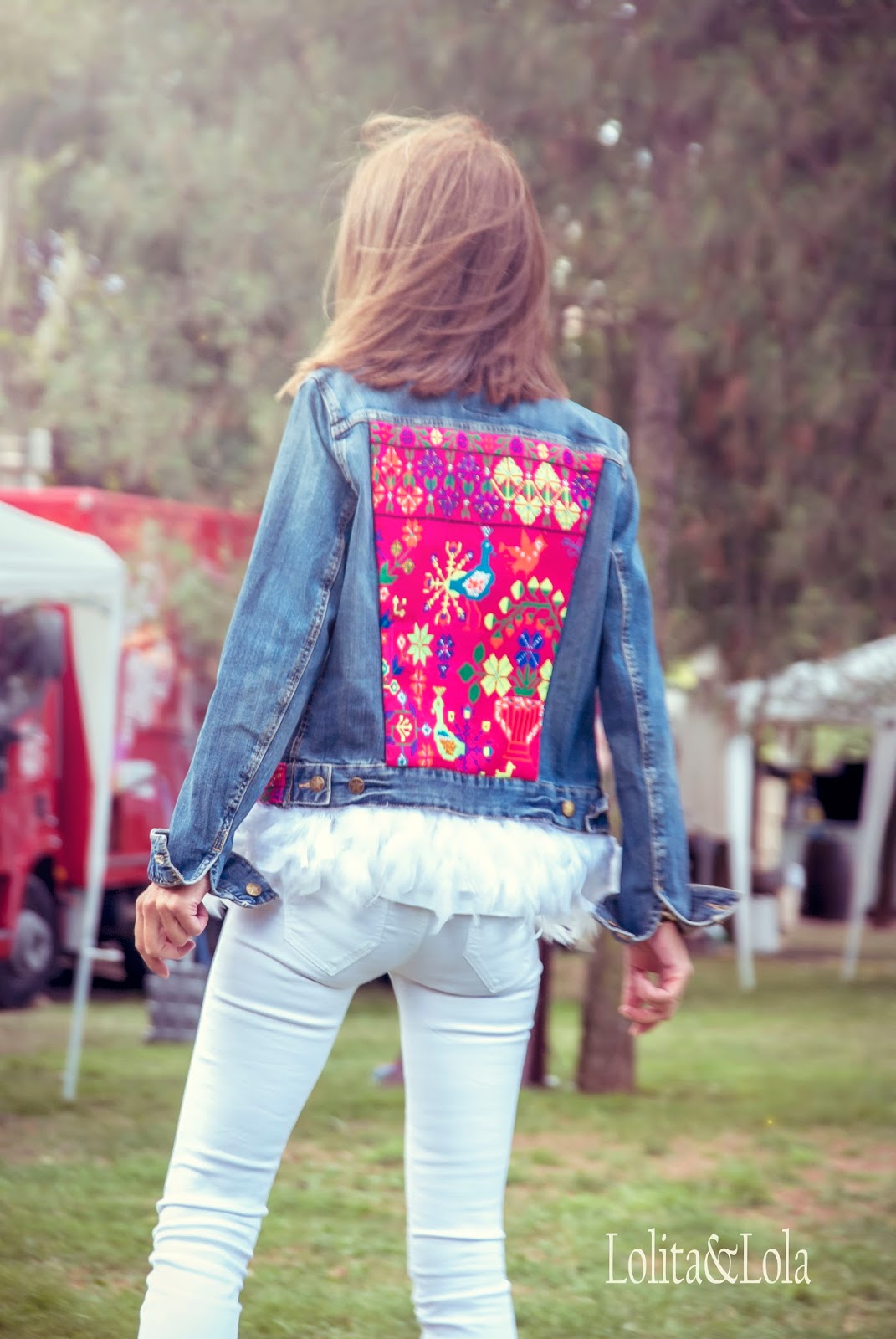 cubrebotas boho chic denim capazo strawbag moda Boot fashion accessories alaolita&Lola: Cazadora Boho vaquera con pluma blanca. DenimJacket with White Feather