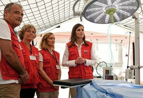 Queen Letizia arrived in Beira, the city that was affected by the cyclone the most, and she visited Dondo Health Centre
