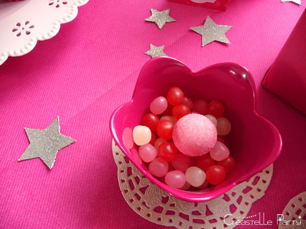 bonbons rose et étoiles argentés sur le buffet