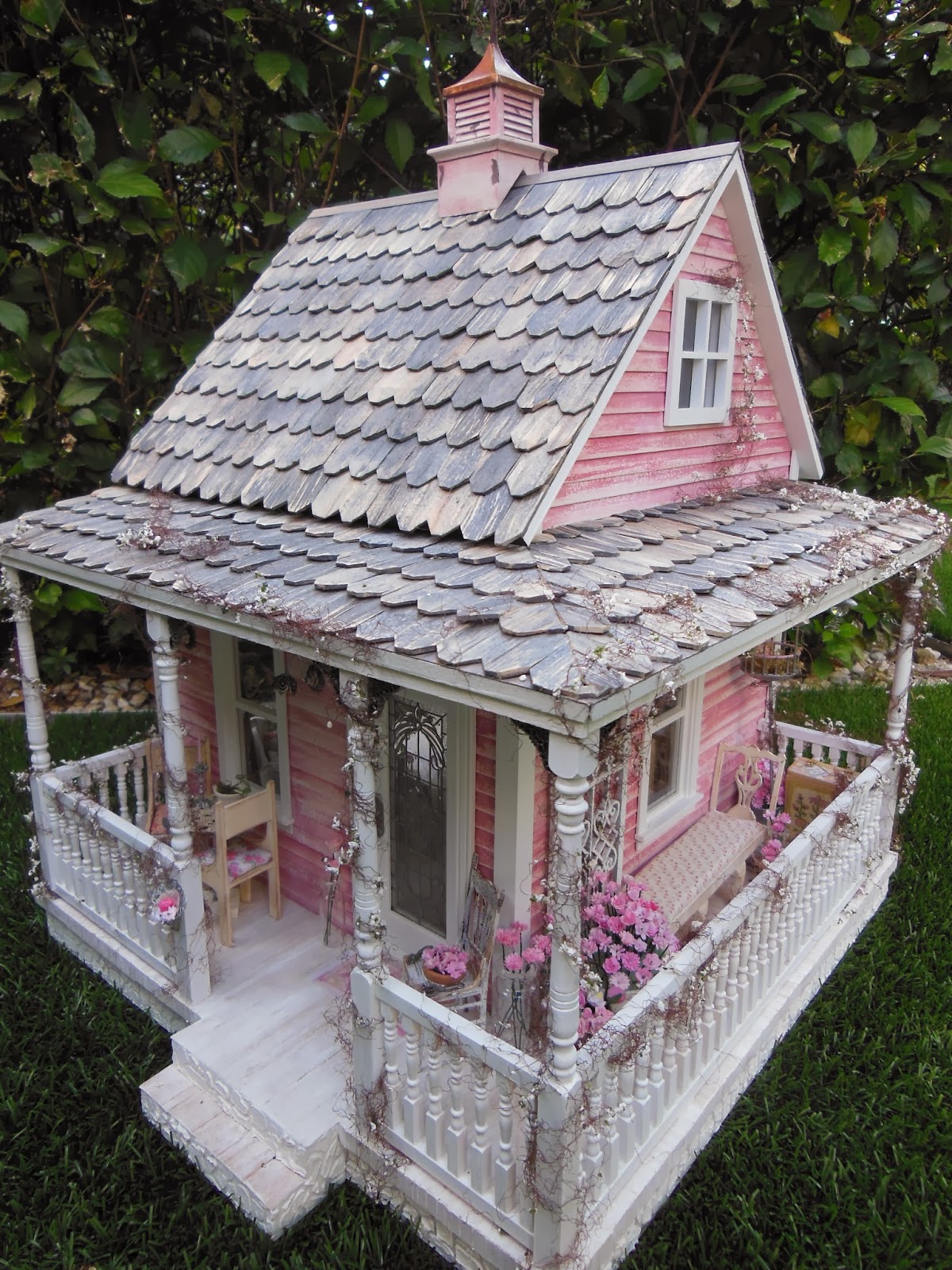 My Mini Hobby Day 92 Shabby Chic Cottage outside photoshoot