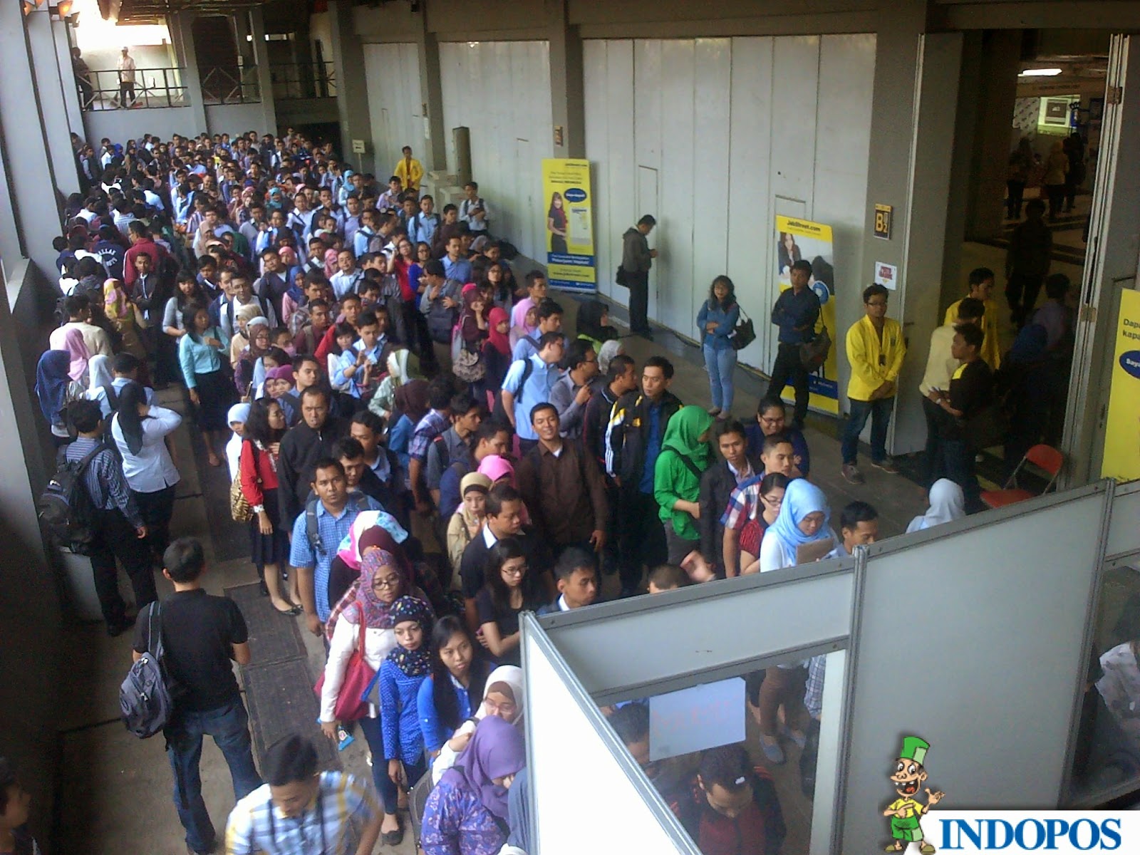 DEPOK – Sehari dibuka, Indonesia Career Expo langsung diserbu lebih dari 1000 pencari kerja dari seluruh penjuru wilayah Jabodetabek hingga Bandung, Jawa Barat. Para pengunjung yang datang dari pagi hari langsung mendatangi 47 stan dari 47 perusahaan yang mengikuti kegiatan tersebut. Kegiatan yang diselenggarakan PNJ Fair itu dilaksanakan di Balairung, Universitas Indonesia, sekitar pukul 09.00 sampai 17.00, Selasa (22/4). DEPOK – Sehari dibuka, Indonesia Career Expo langsung diserbu lebih dari 1000 pencari kerja dari seluruh penjuru wilayah Jabodetabek hingga Bandung, Jawa Barat. Para pengunjung yang datang dari pagi hari langsung mendatangi 47 stan dari 47 perusahaan yang mengikuti kegiatan tersebut. Kegiatan yang diselenggarakan PNJ Fair itu dilaksanakan di Balairung, Universitas Indonesia, sekitar pukul 09.00 sampai 17.00, Selasa (22/4).