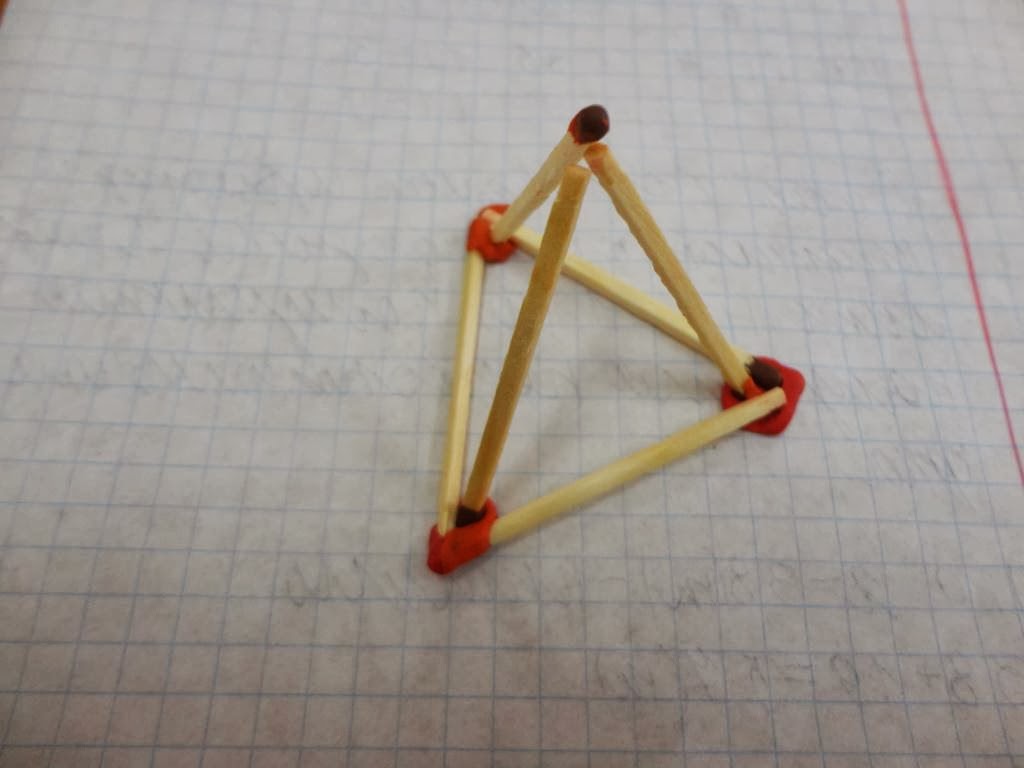 Из 6 спичек можно. Четыре треугольника из шести спичек. 6 Палочек 4 треугольника.